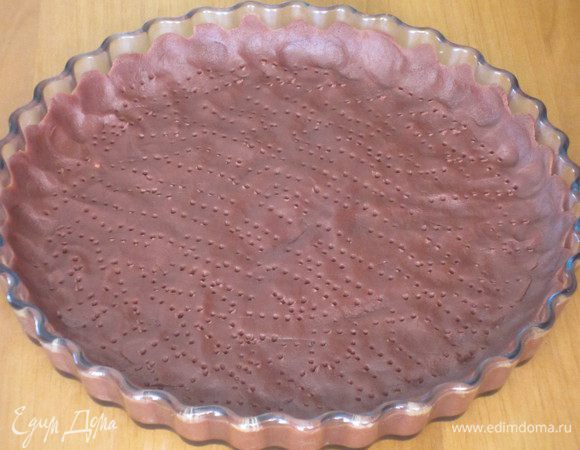 Выложить тесто в форму ,равномерно распределить и наколоть вилкой.