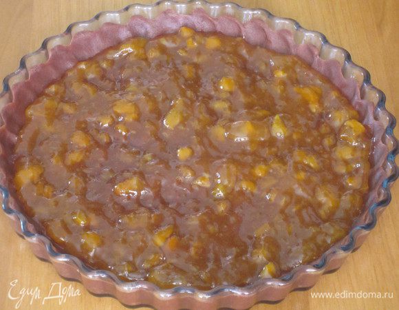 На тесто выложить конфитюр.