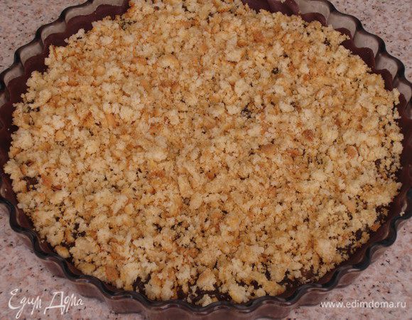 Раскрошить печенье и посыпать кростату.