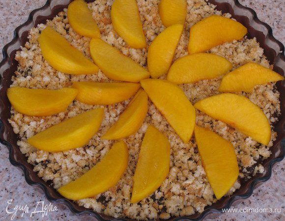 Персики выложить на кростату.Выпекать в разогретой до 180 °С духовке 40 минут.