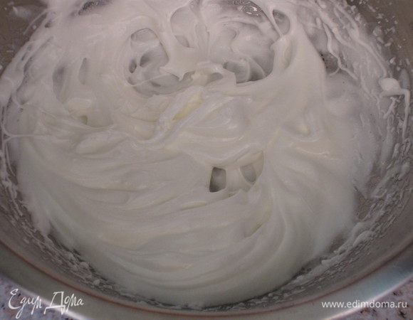 Меренга:Взбить белок с сахарной пудрой до мягких пиков.