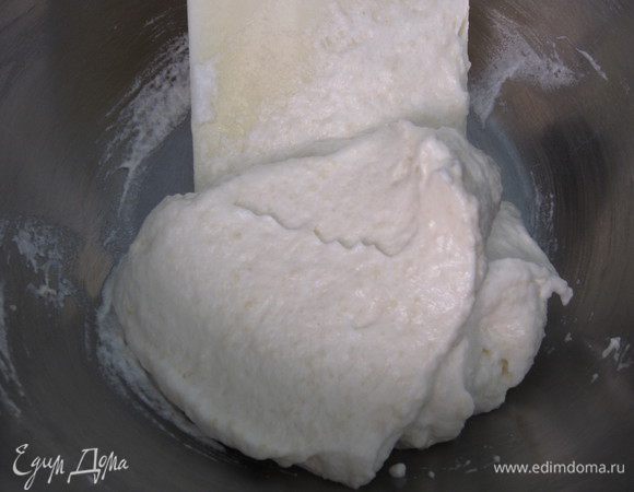 Bвести муку и миндальную муку,аккуратно перемешать движениями снизу-вверх.