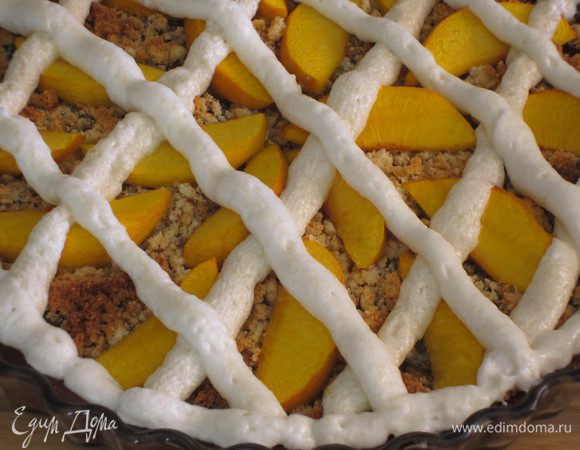 Наполнить кондитерский мешок меренгой и выложить в виде решётки на кростату. Выпекать ещё 15 минут.