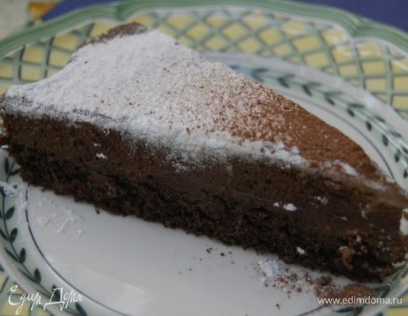 Поставить пирог в холодильник минимум на 4 часа, затем вынуть из формы и освободить края застывшего мусса от бумаги.