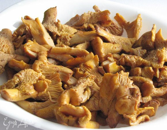 Лисички хорошо промыть. Большие разрезать, маленькие оставить, как есть. По рецепту лисички отваривать не нужно, но я все же отварила, на всякий случай.)))))