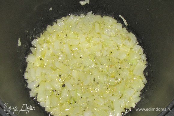 Лук и чеснок мелко нарезать и обжарить в смеси сливочного и 1 ст. л. растительного масла до прозрачности.