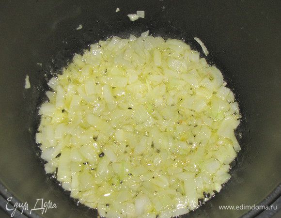 Лук и чеснок мелко нарезать и обжарить в смеси сливочного и 1 ст. л. растительного масла до прозрачности.