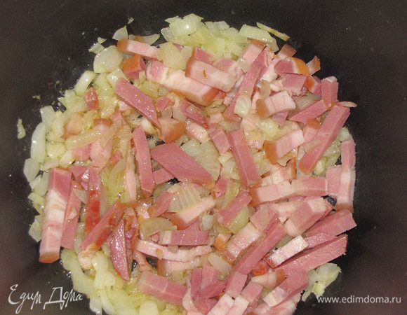 Добавить нарезанную грудинку и обжарить на небольшом огне 3-4 минуты.