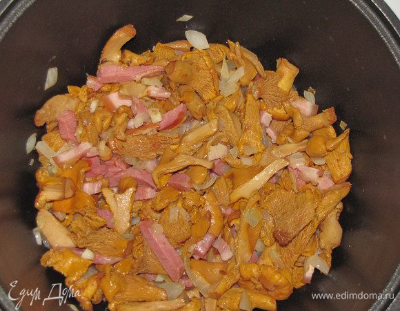 Добавить лисички (если вы их отваривали, то отжать воду) и готовить на небольшом огне 10-15 минут.