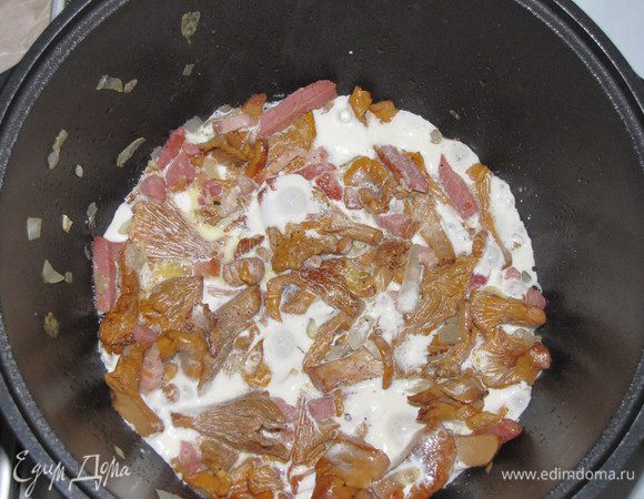 Приправить солью и перцем, добавить сливки и готовить еще 2-3 минуты, пока сливки немного не выпарятся.