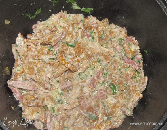 Листья петрушки измельчить, добавить к грибам, перемешать и снять с огня.