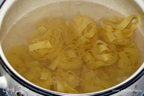 Одновременно с грибным соусом готовим пасту. Фетучини нужно отварить в подсоленой воде, согласно инструкции.