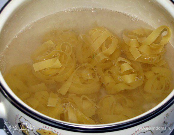 Одновременно с грибным соусом готовим пасту. Фетучини нужно отварить в подсоленой воде, согласно инструкции.