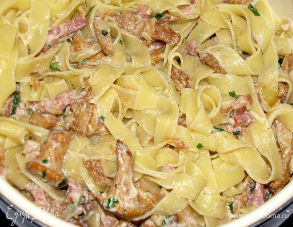 Готовые фетучини заправить 1 ст. л. оливкового масла и аккуратно перемешать с грибным соусом.