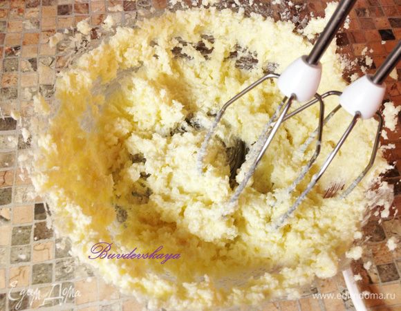 Готовим бисквит:
Духовку разогреть до 180 С. Дно формы диаметром 20 см выстелить пергаментом, смазать сливочным маслом если это требуется. Все продукты должны быть комнатной температуры. Масло взбить с сахаром. 