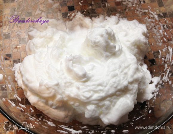 Белки отделить от желтков, взбить в крепкую пену.