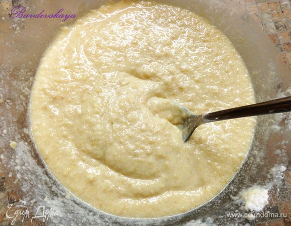 Желтки, миндаль, просеянную с разрыхлителем муку, молоко добавить к масленно-сахарной массе. Перемешать до получения однородной массы. 