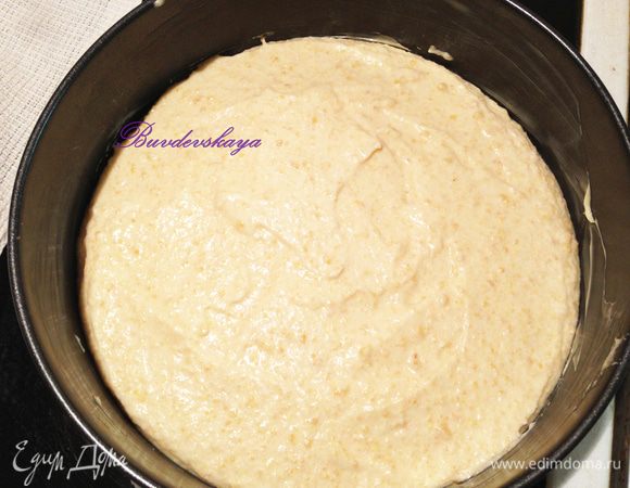 Взбитые белки аккуратно добавить в тесто. Выложить в форму для выпекания. Выпекать в течение 30-40 мин (зависит от размера формы и от духовки). Остудить, достать из формы. Разрезать на два коржа.