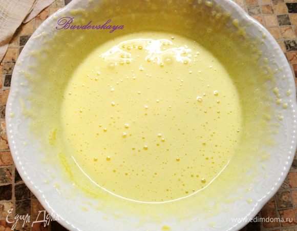 Взбить желтки с 2 ст. л. сахара до бела. Молоко вскипятить, убавить огонь. Тонкой струйкой постепенно добавьте к желтковой массе, непрерывно помешивая венчиком.