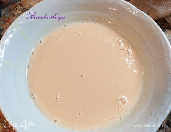 Аккуратно добавить взбитые сливки к остывшему до комнатной температуры крему, перемешать, до образования воздушной однородной массы. Поставьте в холод на 10 мин.
