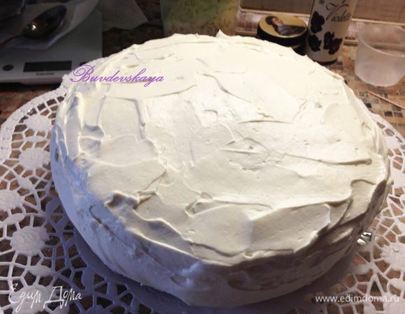 Взбить сливки с сахаром. Нанести крем на верхнюю и боковую поверхность торта. Бока украсить лепестками миндаля, верх украсить фиалками в сахаре и фигурками из карамели. ENJOY !
