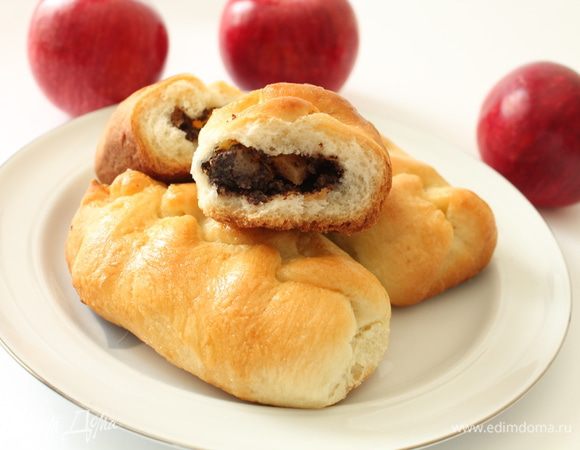 А еще я пекла вот такие пирожки с маком и яблоком,угощайтесь!