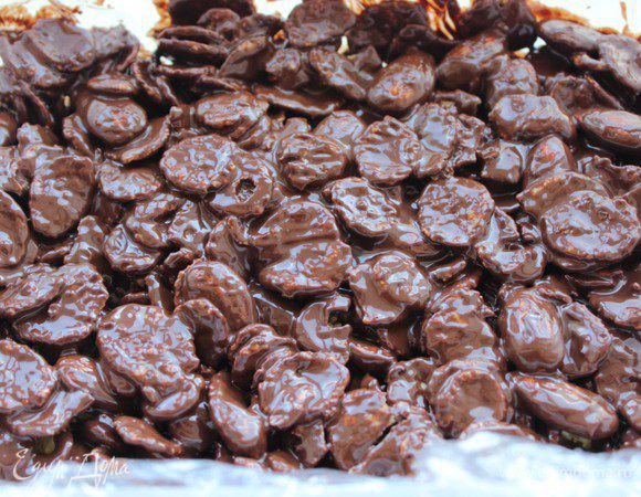 Внутрь прямоугольной формы  положить пищевую пленку так, чтобы она закрывала дно и бока формы. Выложить на пленку шоколадную смесь, разровнять. Прижать лопаткой или ложкой, чтобы смесь легла плотнее, и поставить в холодильник на 40 мин.
