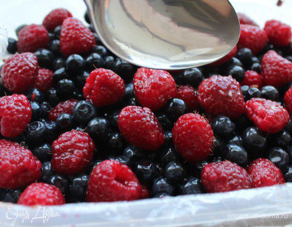 Желатин залить холодной водой и оставить на 30 минут разбухнуть. Затем хорошо прогреть и остудить. С помощью столовой ложки залить ягоды на торте желе и поставить в холодильник на 1 час. 