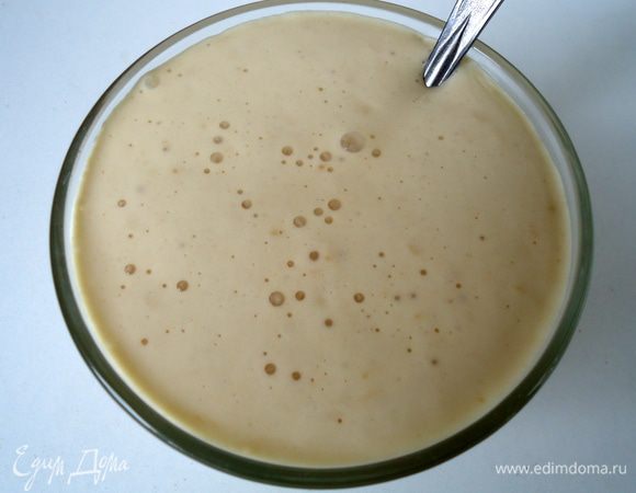 Для теста: 
Дрожжи распустить в воде, добавить сахар и муку. Дать опаре подняться в течение 10-15 минут.
