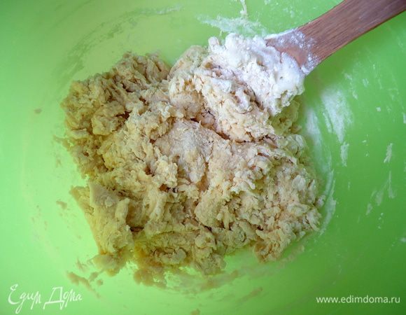 и замесить тесто.