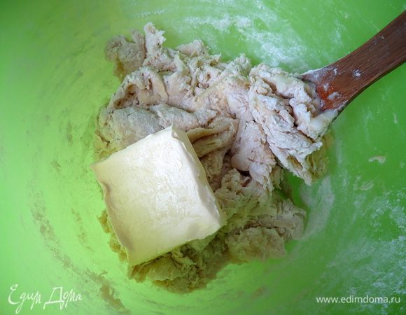 Добавить мягкое масло, перемешать.


