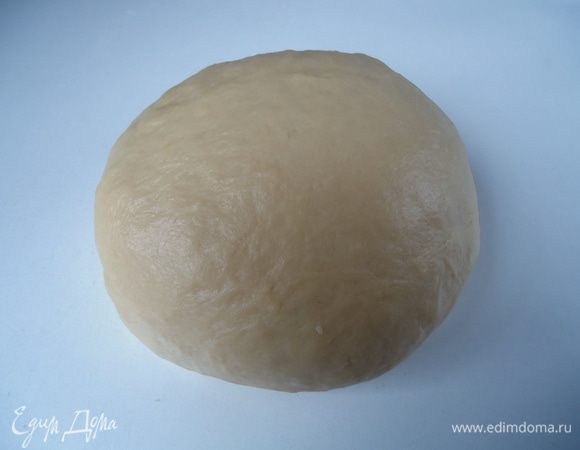 Выложить тесто на стол и вымесить до гладкого состояния.
