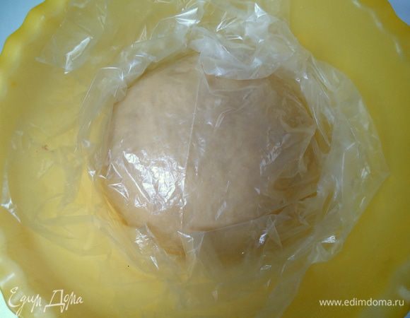 Уложить в чашу, накрыть целлофаном, оставить на 1-1.5 часа для подъема.