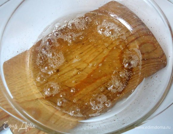 Тем временем приготовить начинку: Сварить сироп из 50 мл воды и сахара. 

