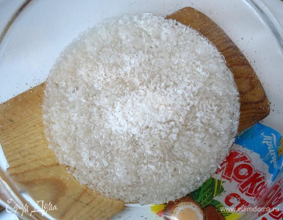 В кипящий сироп насыпать стружку, хорошо перемешать,