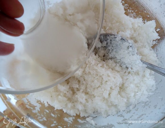 влить разбавленный крахмал. Поставить опять на огонь и заварить.  В течение нескольких секунд начинка завариться.