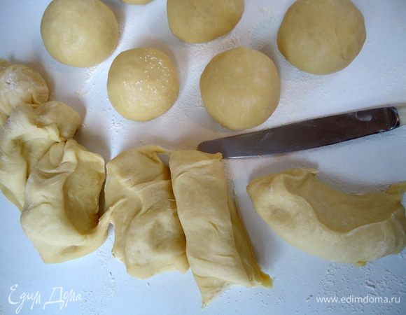 Подошедшее тесто выложить  на стол и разделить на кусочки (у меня получилось 16 шт.)