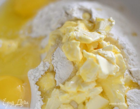 Для начала залейте изюм ромом (по вкусу) и дайте ему настояться 2-3 часа. Растворите дрожжи в теплой воде, добавьте соль, сахар, перемешайте. В глубокую миску просейте муку, добавьте размягченный маргарин, яйца и готовые дрожжи.