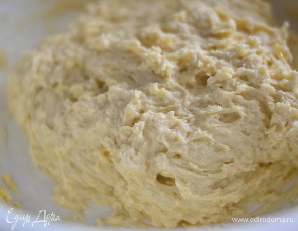 Перемешайте. Масса будет липоковатой, но муки больше не добавлять.