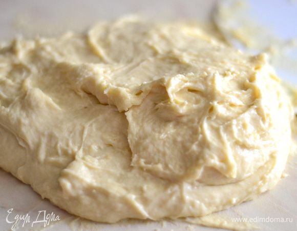 Выложите тесто на рабочую поверхность, (или же отправьте его в кухонный комбайн и месите около 30 минут,но проверьте тесто на готовность,как я описала ниже в пошаговом)) мукой присыпать не нужно и начинать вымешивать тесто. Вот тут нужна сноровка, так как вымешивать нужно пальцами, как бы постукивая и загребая тесто, делать это нужно быстро. Тесто при таком вымешивании начинает менять свою текстуру, вы это увидите.