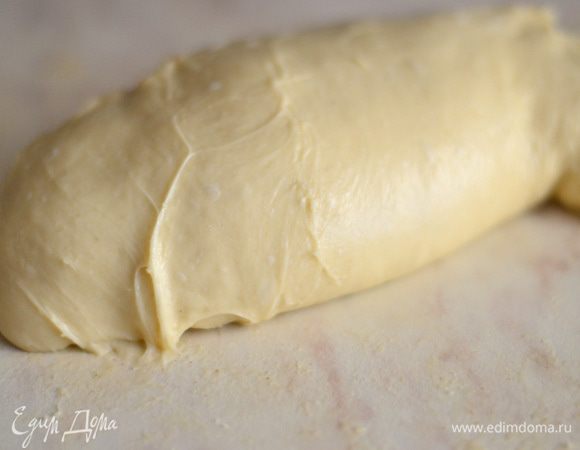 Теперь нужно стараться ударить тесто об стол, чтобы оно прилипло и потянуть его.Так мы вытягиваем и вымешиваем одновременно, еще желательно, чтобы у вас был скребок, так все остатки легче подгребать к тесту. Хлопать (вымешивать нужно до тех пор, пока тесто не станет эластичным, блестящим и будет хорошо отлипать от рук и от стола). Процесс может затянуться от 40 минут и дольше.