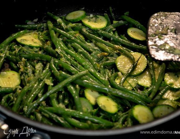 Разогреть масло на сковороде с тяжелым дном. Добавить овощи,фасоль кончики отрезать, посолить и добавить воду по рецепту. Закрыть крышкой и тушить примерно 4 мин.
Снять крышку и готовить еще 3 мин.