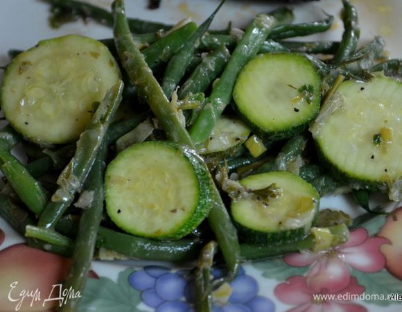 Затем достанем приготовленный соус, выложим на овощи и провернем, чтоб все овощи были в соусе. Посолить и поперчить и подаем к столу с петрушкой по желанию. Приятного аппетита.