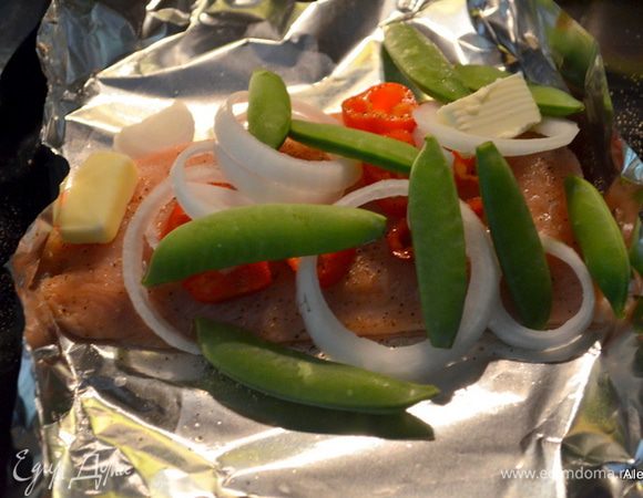 Приготовить фольгу на 2 порции. Выложить на каждую по филе рыбы. Посолить и поперчить, приправой и семенами покрыть по вкусу. Выложить овощи поверх филе, по кусочку масла.
4 мини -перца цветных, сладких, порезать кольцами ,
2 стакана свежего гороха(sugar snap peas) ,
1/2 сред.луковицы,кольцами порезать ,
щепотка семян кунжута, 
соль и перец по вкусу ,
щепотка приправа лимонная с перцем по желанию. 
