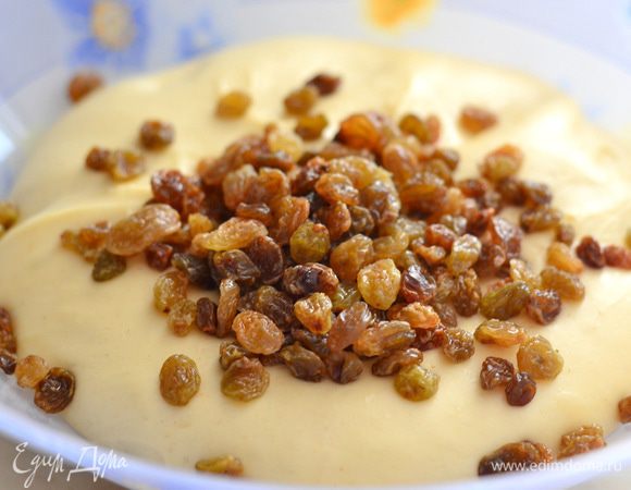 Затем добавить изюм, перемешать и снова на минут 40 дать тесту подойти в теплом месте.