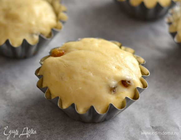 Формочки смазать растительным маслом, наполнить их тестом, но ни в коем случае не до конца, где-то 1/3 от формочки, накрыть их полотенцем и поставить в теплое место на расстойку, минут на  20.