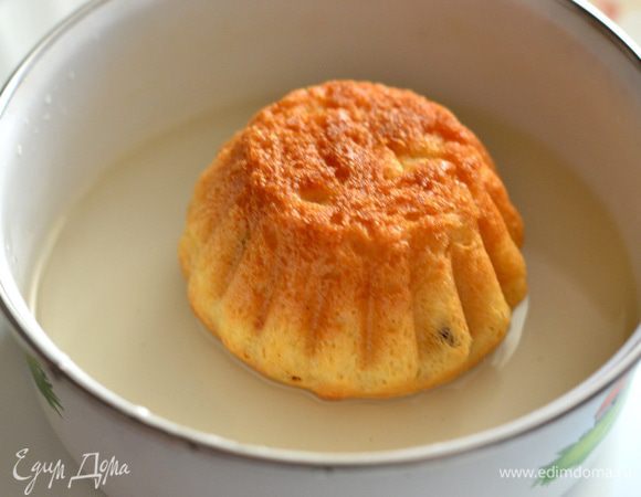 Каждую булочку по одной положить в сироп и обильно полить ее ложкой. Сделать так дважды! Это важно! Т.е. полить, вынуть на тарелочку и затем снова положить в мисочку с  сиропом и снова обильно полить. Булочки получатся сочные и ну очень вкусные!