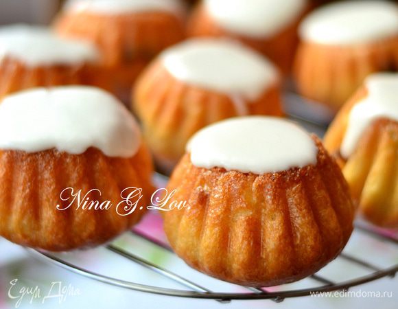 Теперь готовим сахарную помадку. Фото не будет, так как я с ней ну очень  намучалась... Берем небольшую емкость, кладем сахар, заливаем воду, перемешиваем, ставим на средний огонь и варим до того момента (как на белковый заварной крем), пока сироп не достигнет температуры 117-118 гр. (если у кого есть градусник, хорошо,если нет, можно  проверить на пробу, капнуть в холодную водичку, если образуется мягкий шарик,вы должны почувствовать, трогая пальцем, то готово! Сразу же капните в сироп лимонной кислоты, перемешайте и отправьте емкость в кастрюлю с холодной водой. Пускай немного остынет. Пока сироп остывает, берем деревянную ложку, не усердствуем с перемешиванием, но когда он весь станет комнатной температуры, емкость лучше вынуть из кастрюльки со холодной водой и приступить к помешиванию. Мешаем сироп лопаткой, тщательно, захватывая и у дна, и у стенок, не оставляя ни кусочка непромешанным. Сперва сироп будет тяжело поддаваться, потом станет более пластичным и начнет мутнеть. Минут через 5-10 он станет жидким, как сметана, очень поддатливым и белоснежным. А еще минуты через 2-3 начнет плотнеть. Все, помадка готова. Больше не взбивать! Ее можно использовать сразу же, можно оставить в емкости, затянув пищевой пленкой, можно переложить в герметичный контейнер и убрать в холодильник, можно даже заморозить. Все равно перед использованием ее надо обязательно разогревать. Если же помадка у вас сильно густая.то добавьте горячей воды и перемешайте. Если она застыла, подогрейте в микроволновке. Она расстает. Каждую верхушку сразу же покрыть помадкой, дать застыть и можно пробовать. 