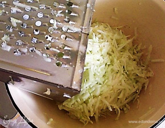 Кабачок очистить от кожуры и натереть на тёрке.