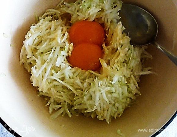 Ввести яйца, перемешать.